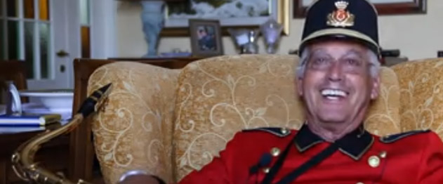 il Sig. Alfio d’Urbano con la divisa della banda dei “Diavoli Rossi”